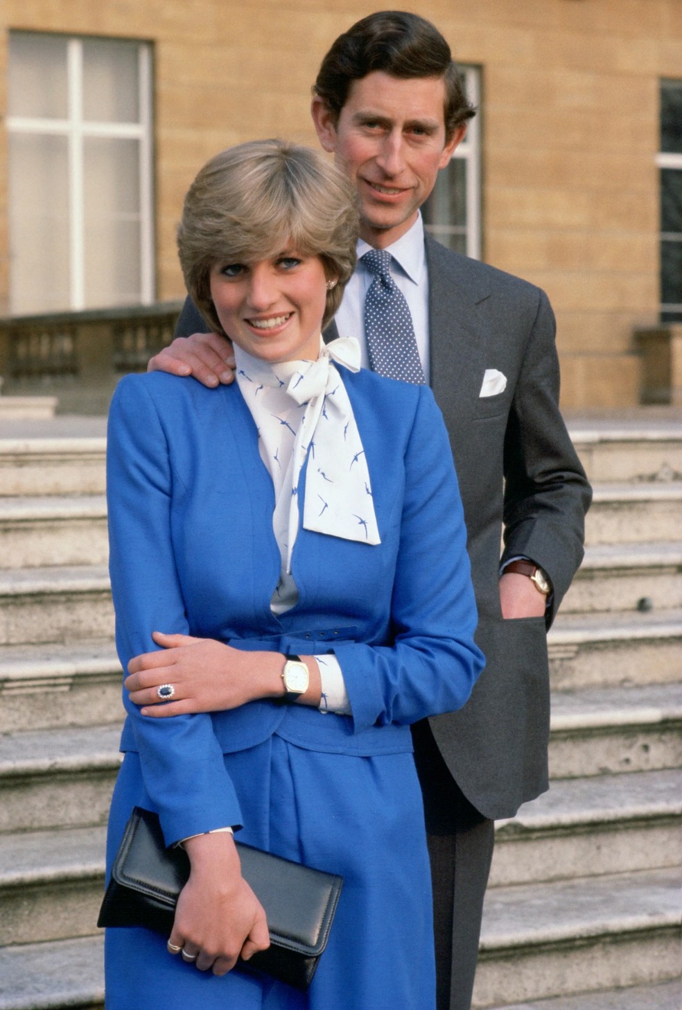 Charles e Diana no Palácio de Buckingham no dia em que anunciaram o noivado em fevereiro de 1981 — Foto: Getty Images/ Reprodução