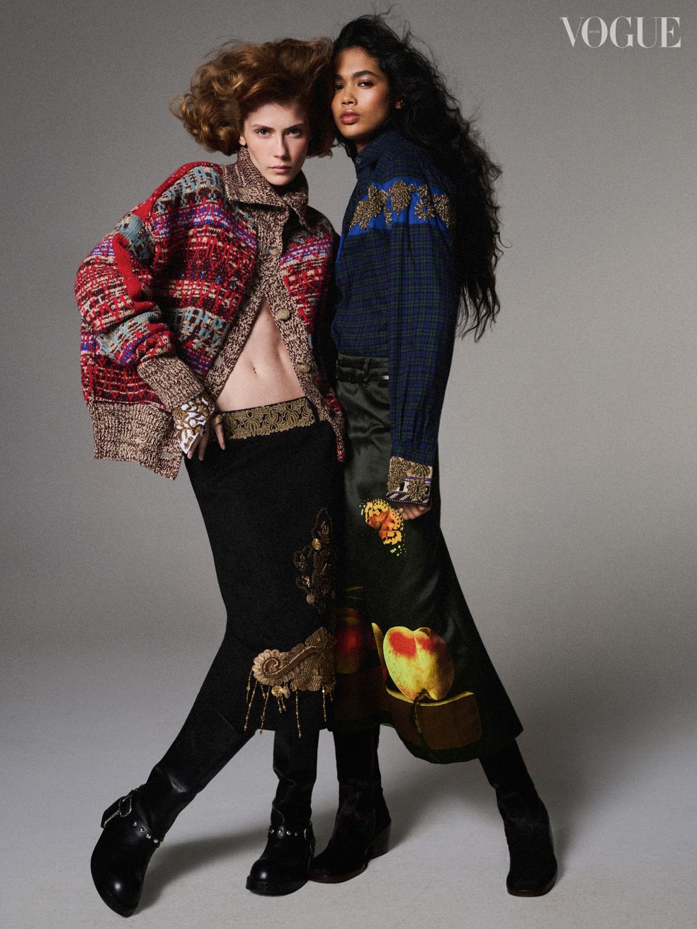 Letícia Hall usa camisa, casaco e saia, tudo Dries Van Noten, botas Ann Demeulemeester e anéis Sauer; Thalita Ferreira usa camisa, saia, cintos e bota, tudo Dries Van Noten e anel Sauer — Foto: Nicole Heiniger/ Vogue Brasil