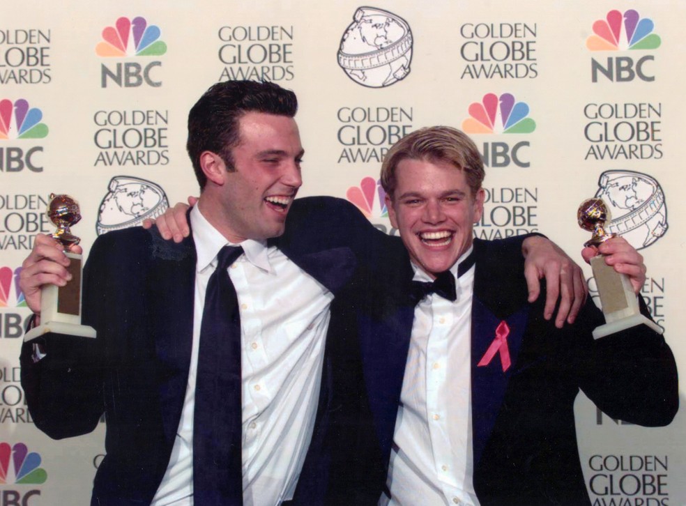 Ben Affleck e Matt Damon no Globo de Ouro em 1998 — Foto: Getty Images