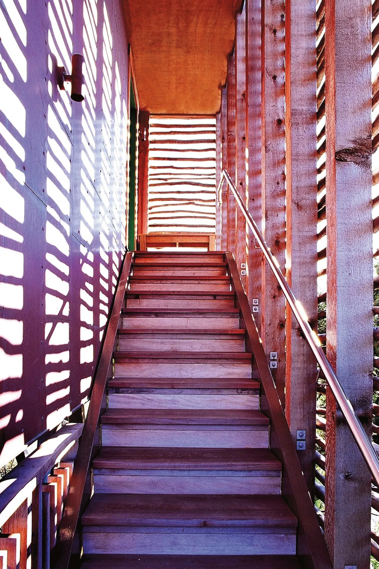 The stairs at Hapuku Lodge, New Zealand — Foto: Reprodução