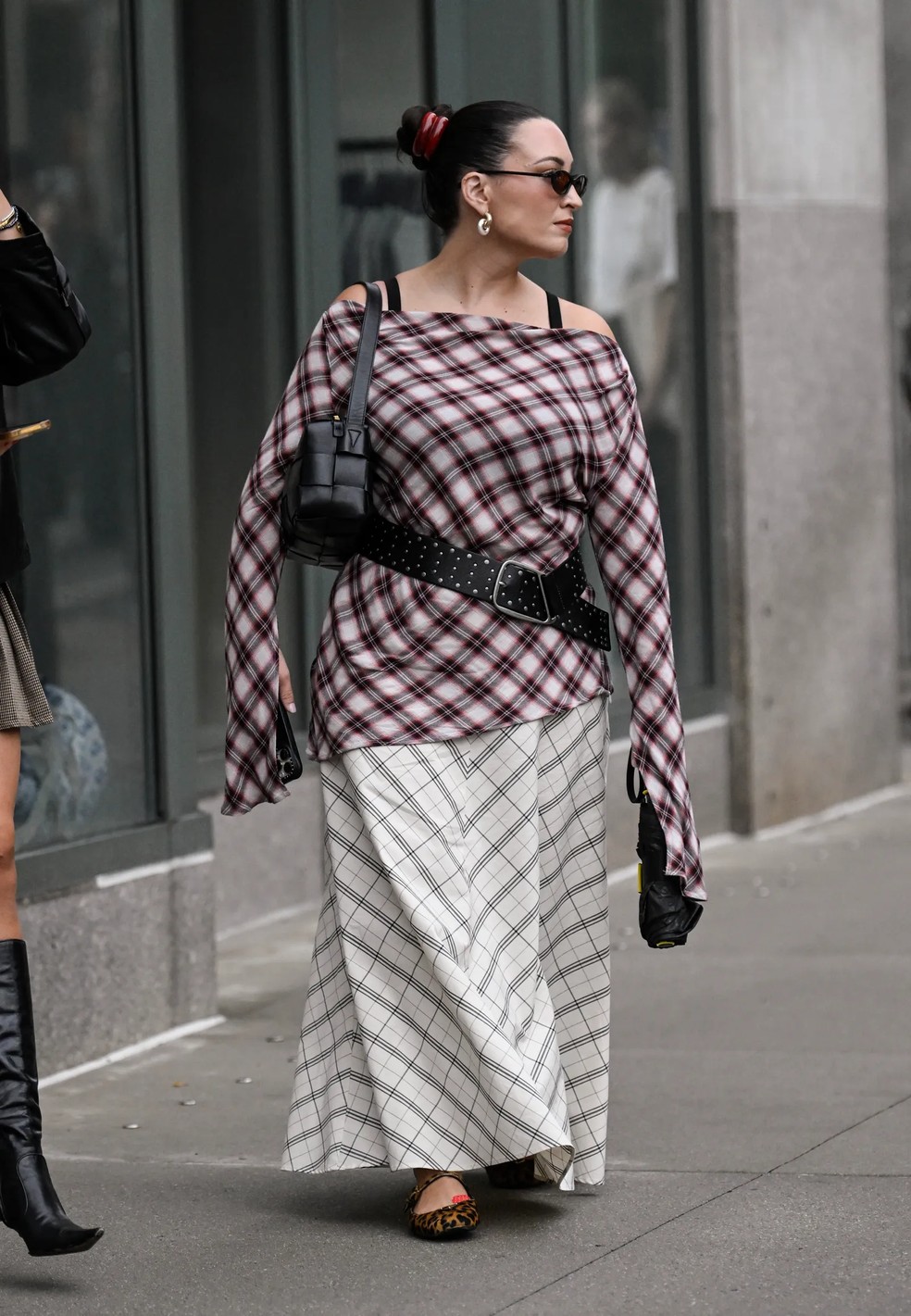 5 maneiras de usar a saia xadrez grunge dos anos 90 em 2025, do casual ao escritório  — Foto: Getty Images
