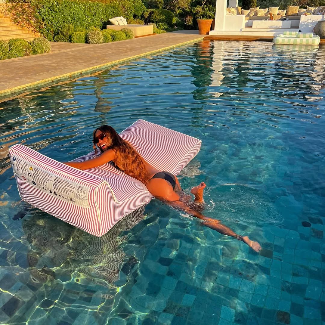 Naomi Campbell rouba a cena ao postar foto na piscina em Ibiza