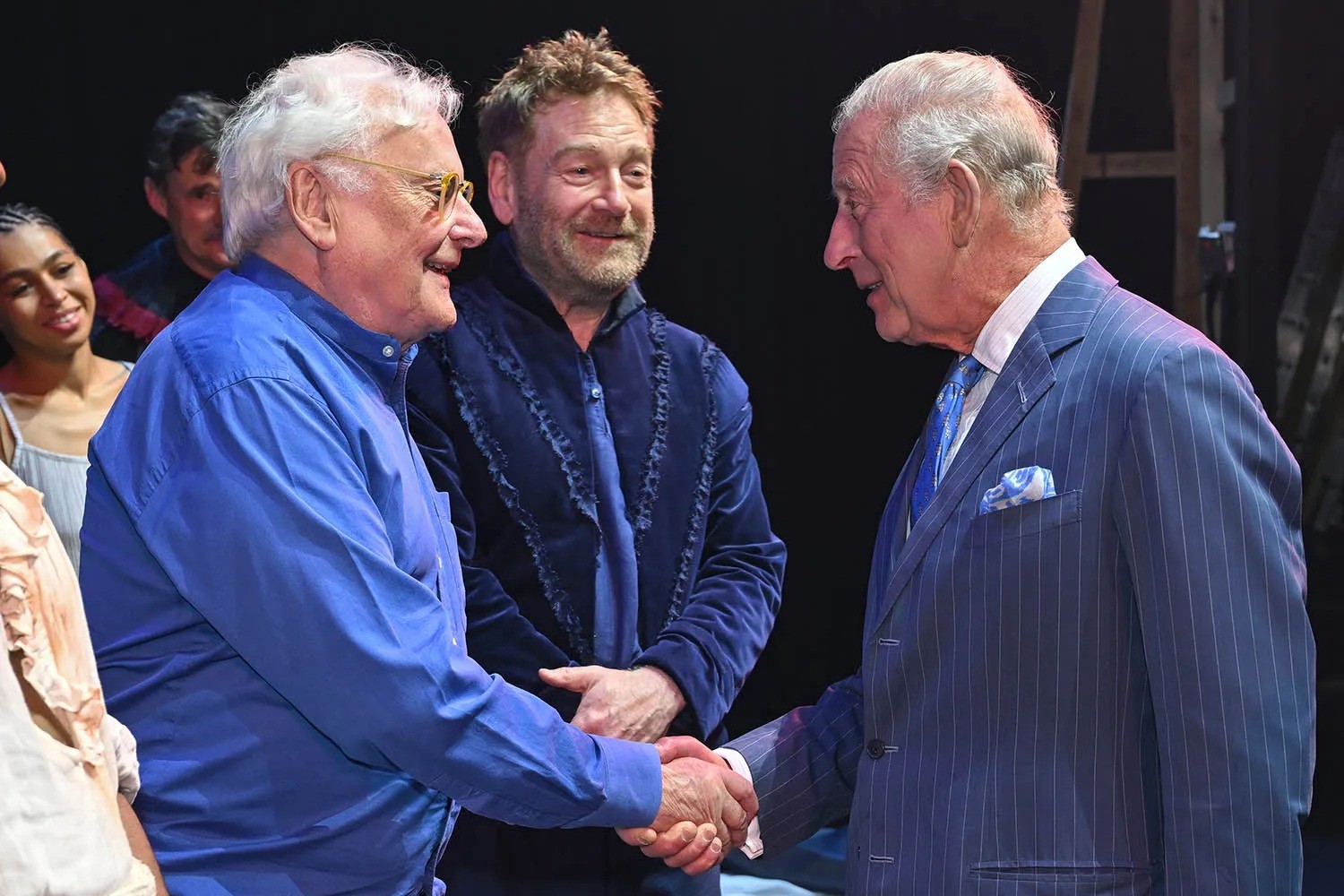 Rei Charles surpreende elenco em visita ao Royal Shakespeare Theatre