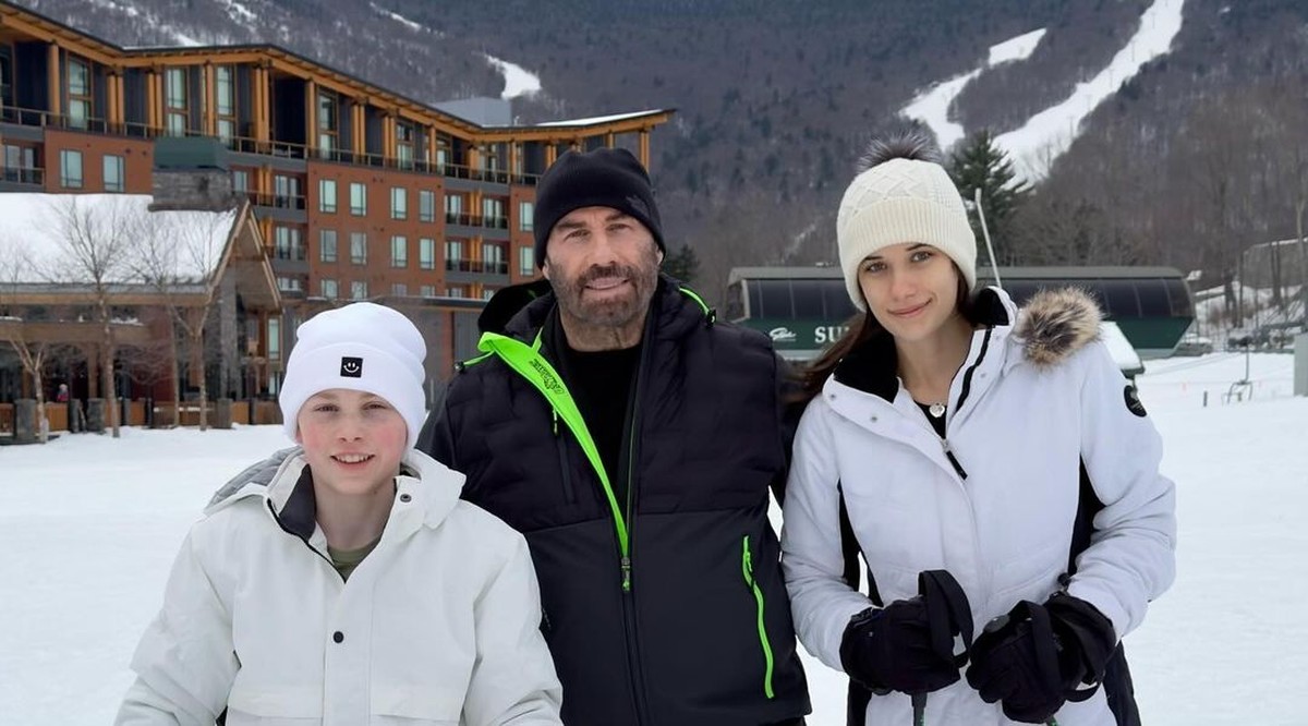 John Travolta aproveita o Natal esquiando ao lado dos filhos Ella e