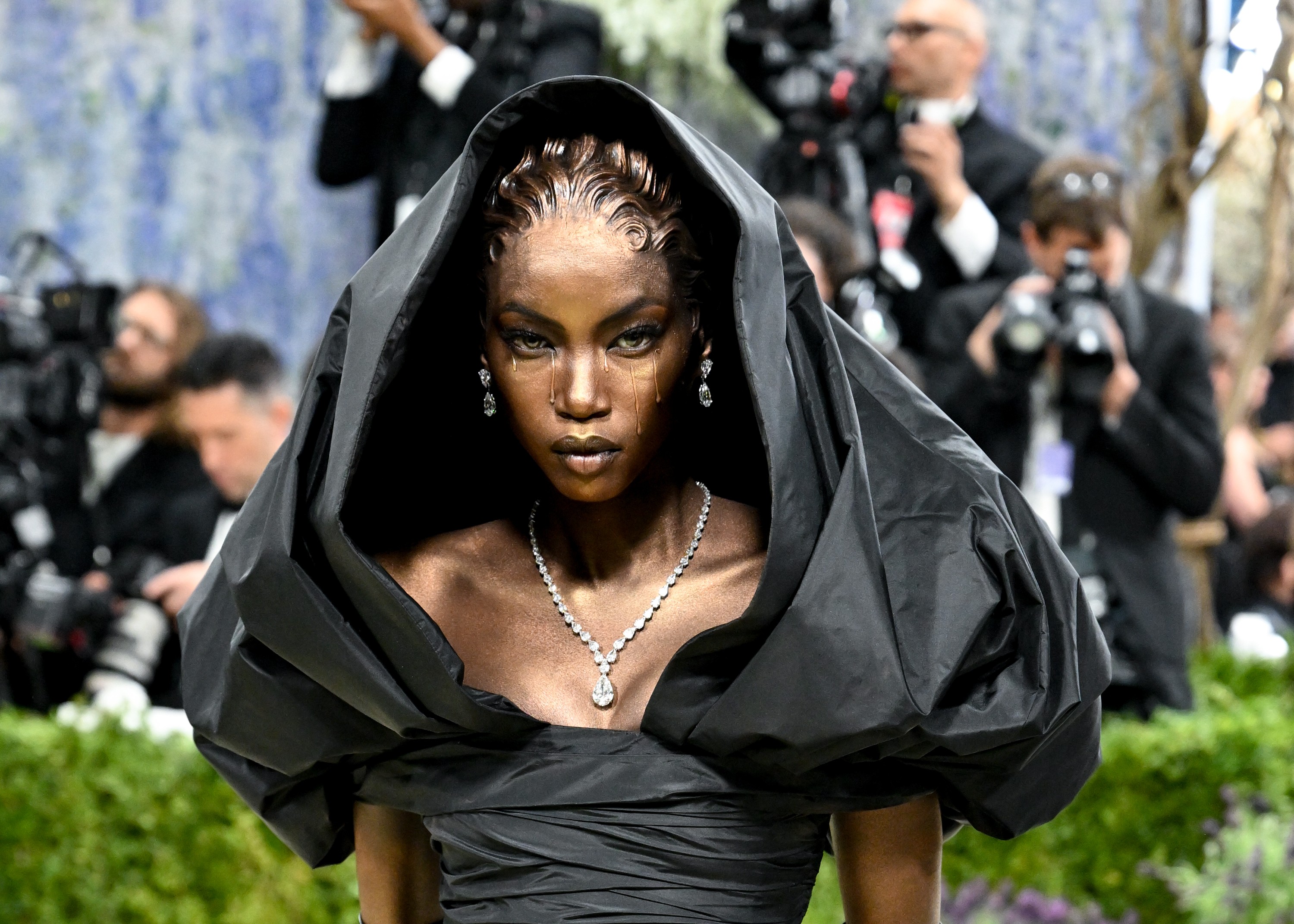 Próteses no cabelo, lágrimas 3D e pintura corporal: por trás do look de Anok Yai no Met Gala 2026