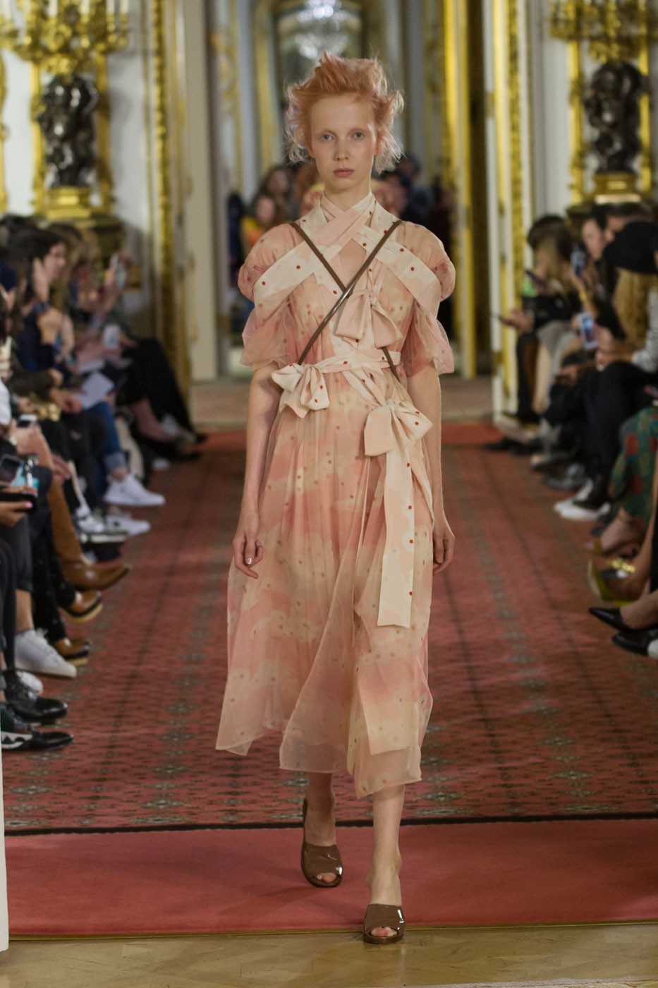 O verão ultrafeminino de Simone Rocha