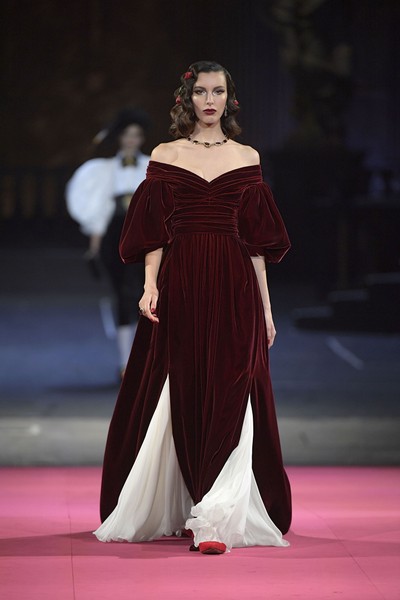 O espetáculo de Alta Moda da Dolce & Gabbana no palco do Teatro