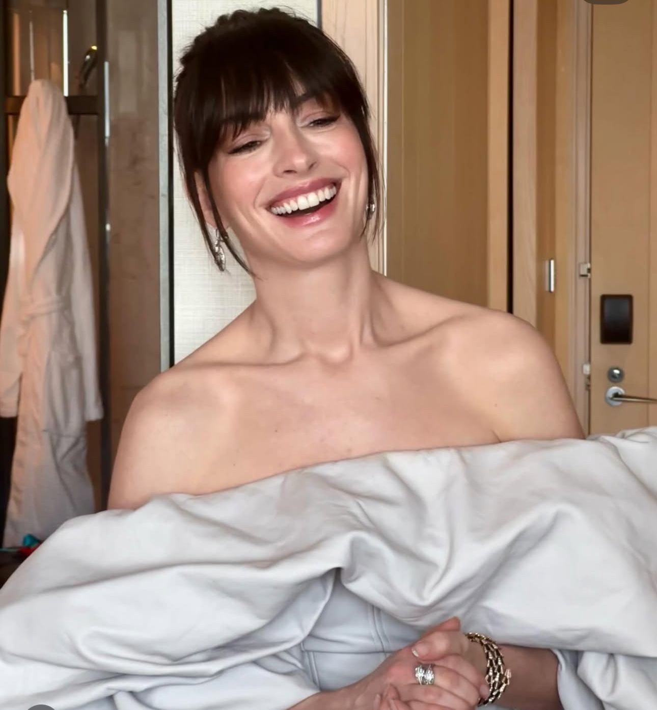 Anne Hathaway revive o icônico visual de Andy Sachs para divulgação do segundo filme