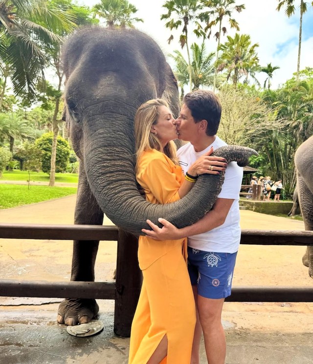 Elaine Mickely e Cesar filho cuidam de elefantes na Indonésia