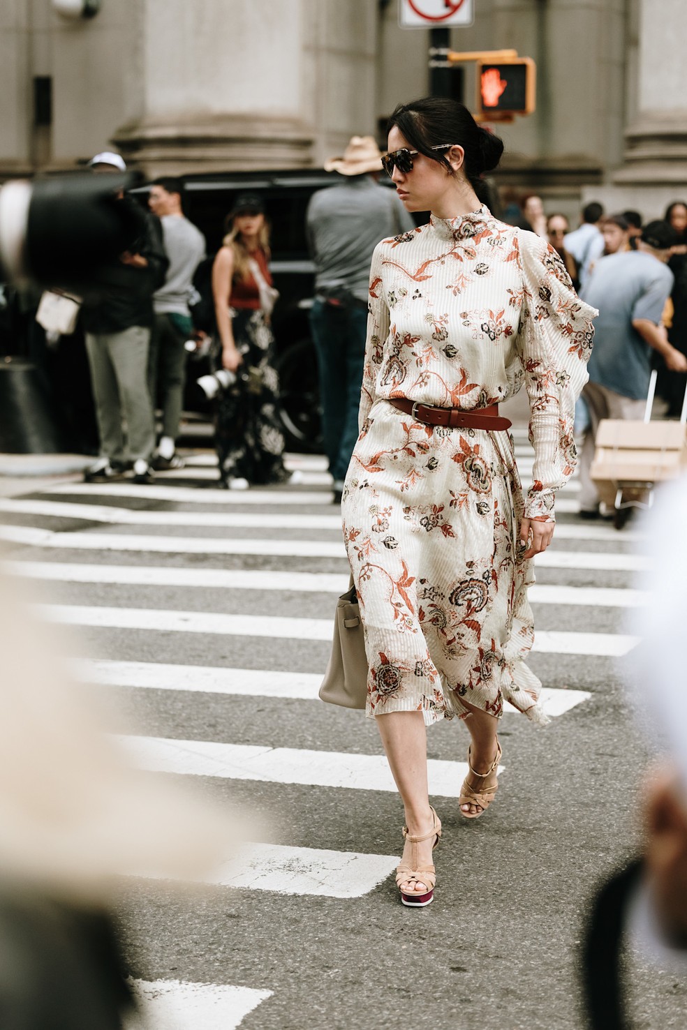 Vestido boho floral no street style — Foto: Launchmetrics Spotlight