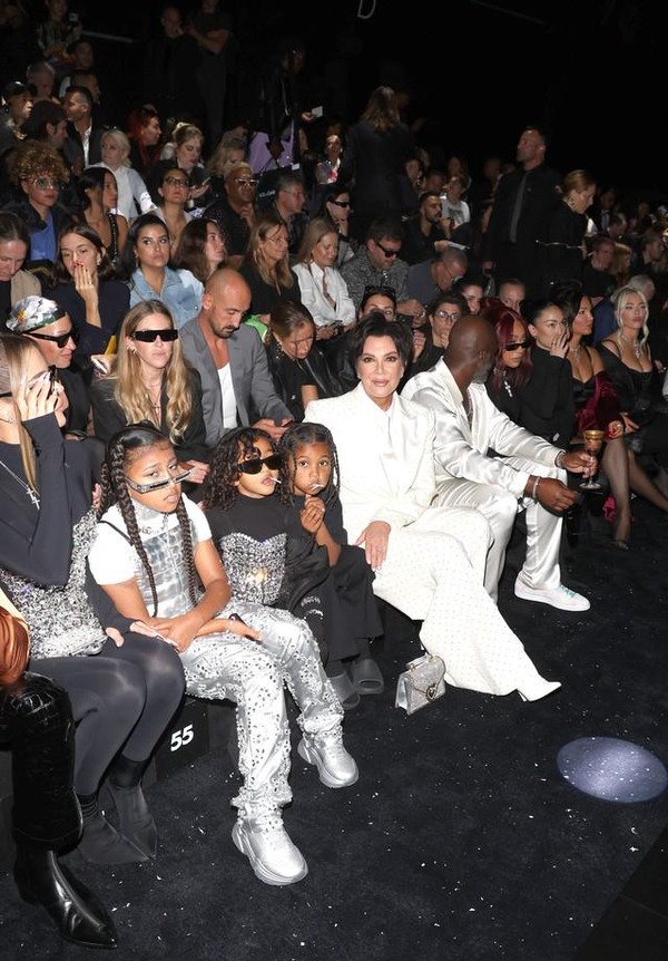 North West, Kris Jenner e Khloe Kardashian prestigiam collab de Kim com ...