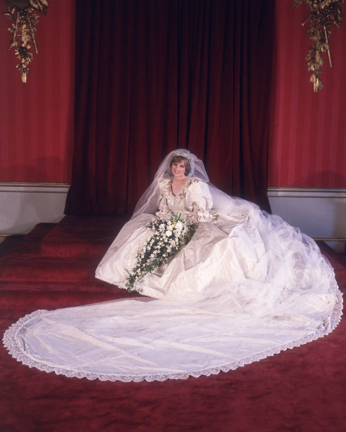 Princesa Diana: 10 looks memoráveis que marcaram sua evolução de estilo