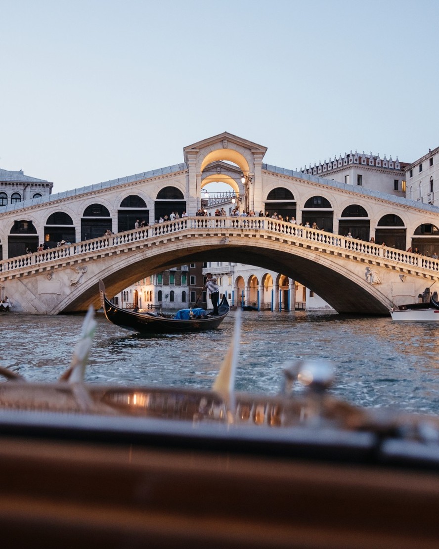 A ponte Rialto, um dos icônicos cartões postais de Veneza