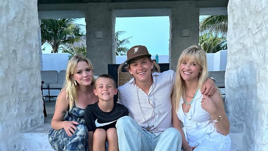 Reese Witherspoon posa para fotos com filhos e fã diz: "Parece irmã deles" 
