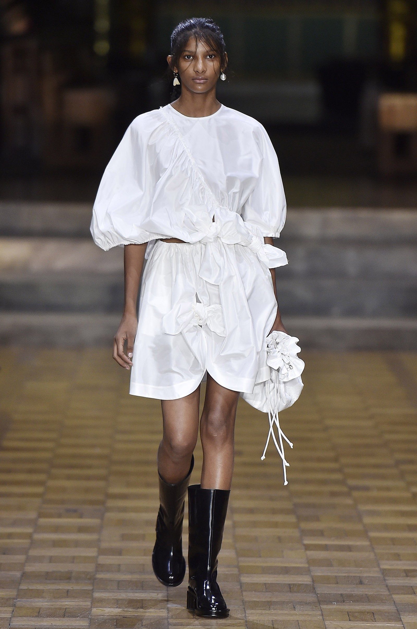 Simone Rocha assina verão romântico e marcado pela sensibilidade