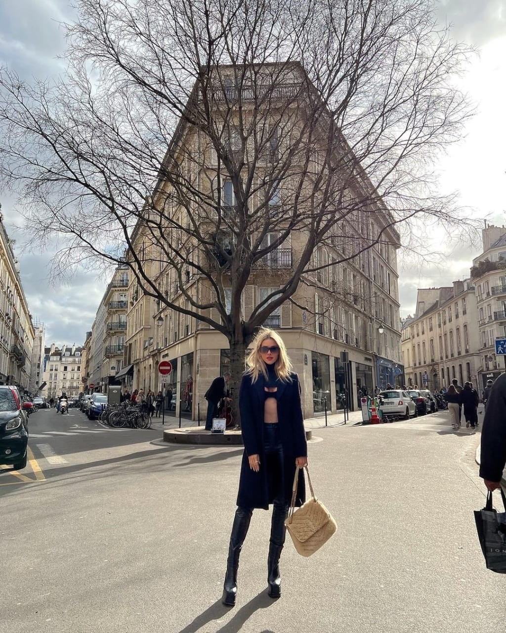 Monique Alfradique na França — Foto: Reprodução/Instagram