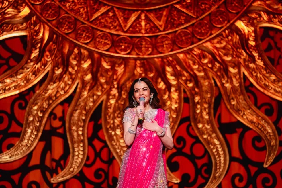 "Nita Ambani dando as boas-vindas aos convidados. Nem toda noiva pode contar com a família do noivo para realizar o casamento dos seus sonhos, muito menos se beneficiar da experiência de uma sogra que é uma visionária cultural talentosa" — Foto: Joseph Radhik