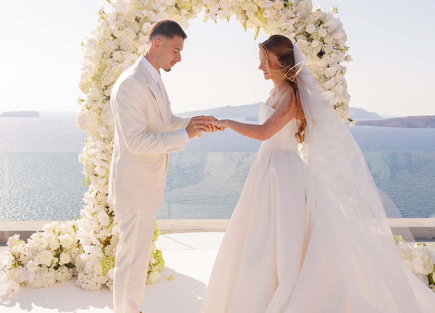 Gabriel Martinelli e Isabella Rousso se casam na Grécia
