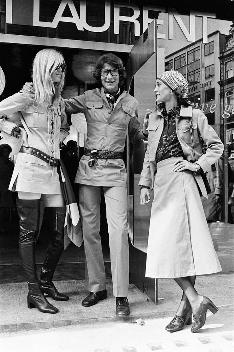 Betty Catroux, Yves Saint Laurent e Loulou de La Falaise na abertura da loja Rive Gauche em New Bond Street, Londres, 1969 (Foto: Mirrorprix/Contributor) — Foto: Vogue