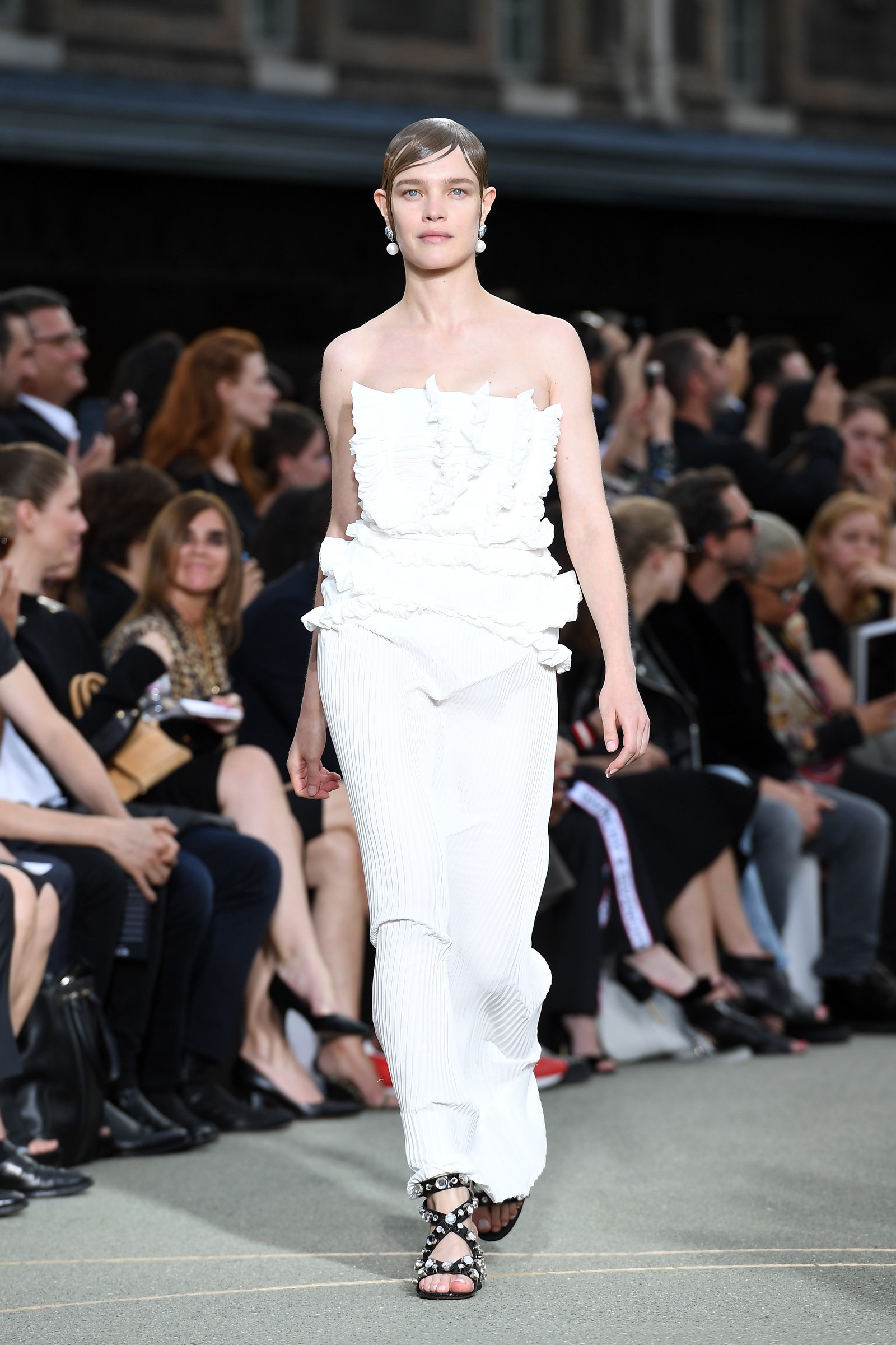 Givenchy inclui looks femininos na temporada masculina