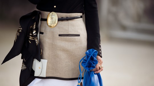 Das passarelas ao street style, a bolsa saco é tendência no outono; confira 5 modelos para se inspirar Das passarelas ao street style, a bolsa saco é tendência no outono; confira 5 modelos para se inspirar