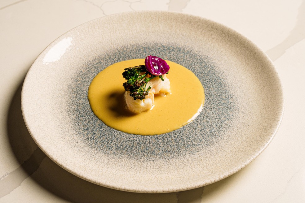 Cavaquinha, beurre blanc de ouriço, brócolis, repolho roxo, do chef Thomás Troisgros — Foto: Divulgação