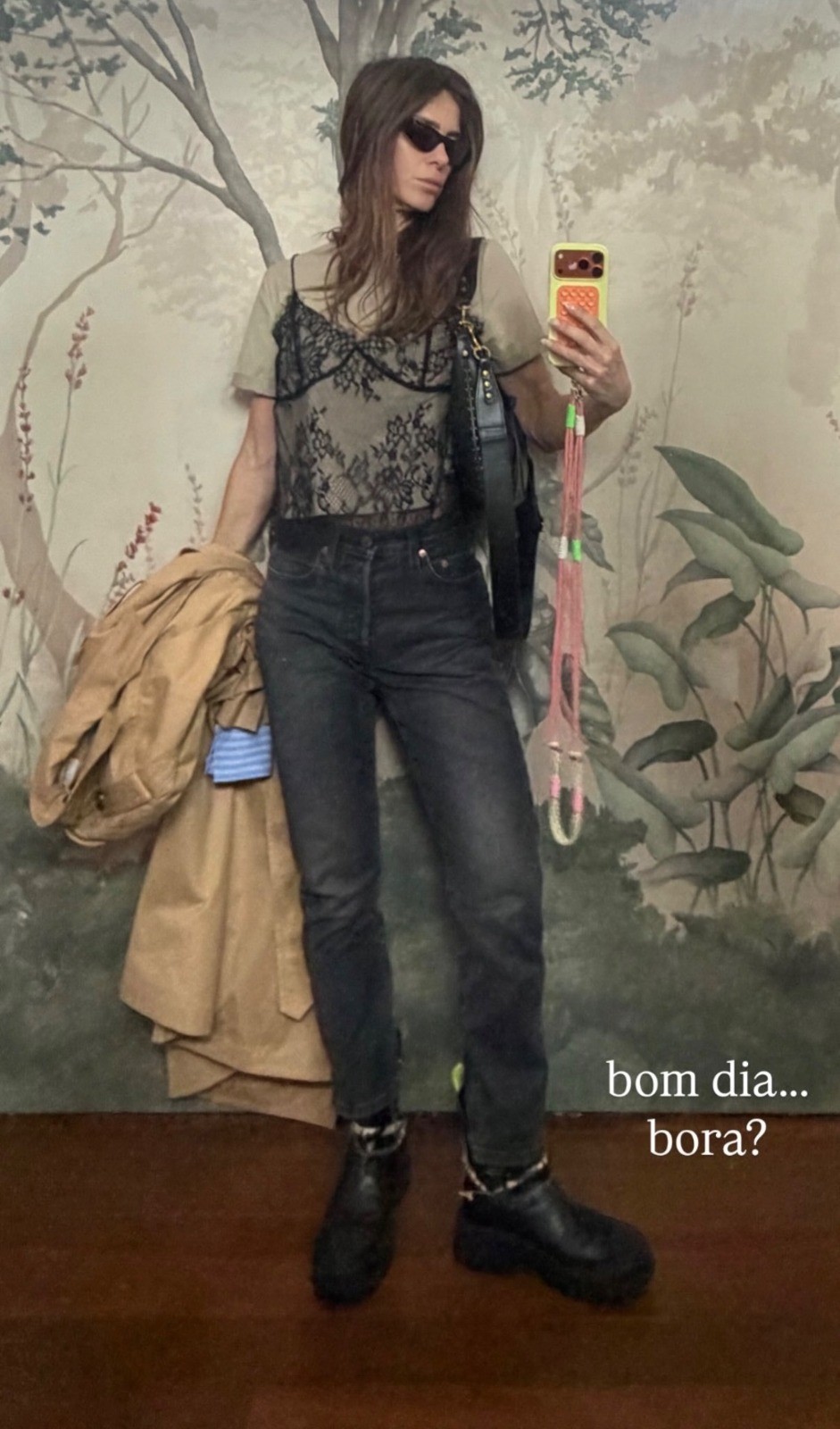 Carolina Dieckmmann elege sobreposição fashion em look urbano