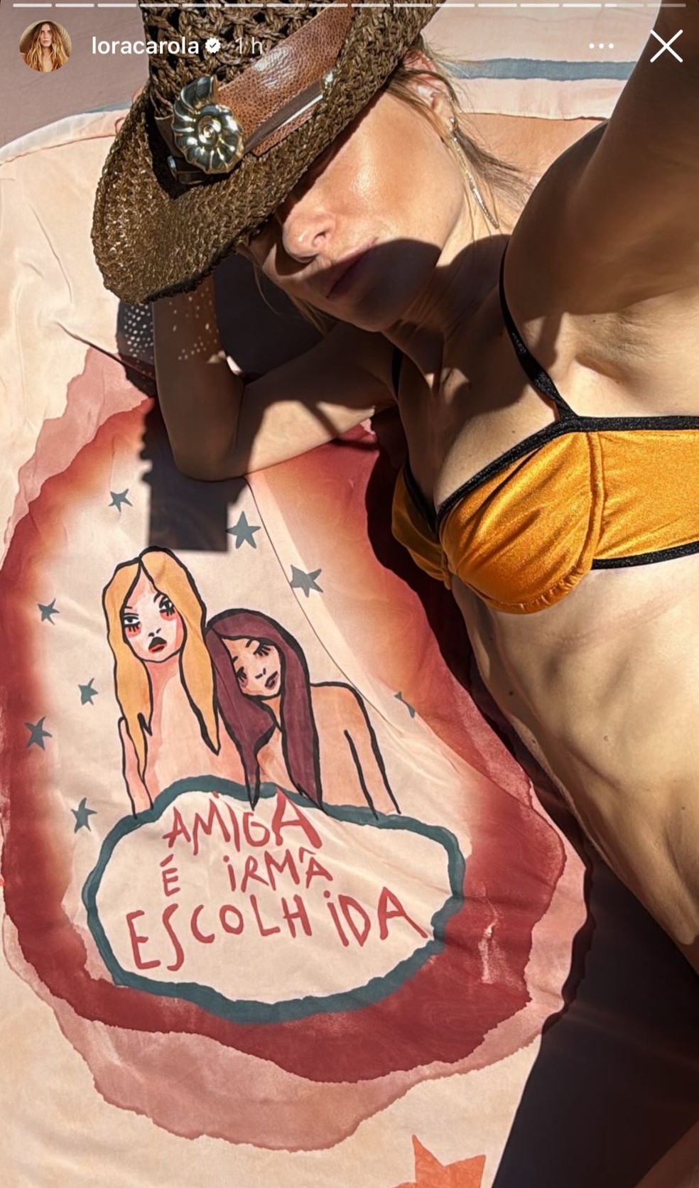 Carolina Dieckmann posa na piscina — Foto: Reprodução/Instagram