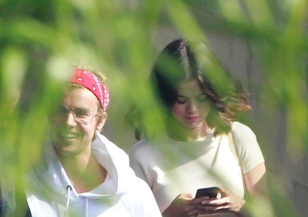 Justin Bieber e Selena Gomez (Foto: BACKGRID) — Foto: Vogue