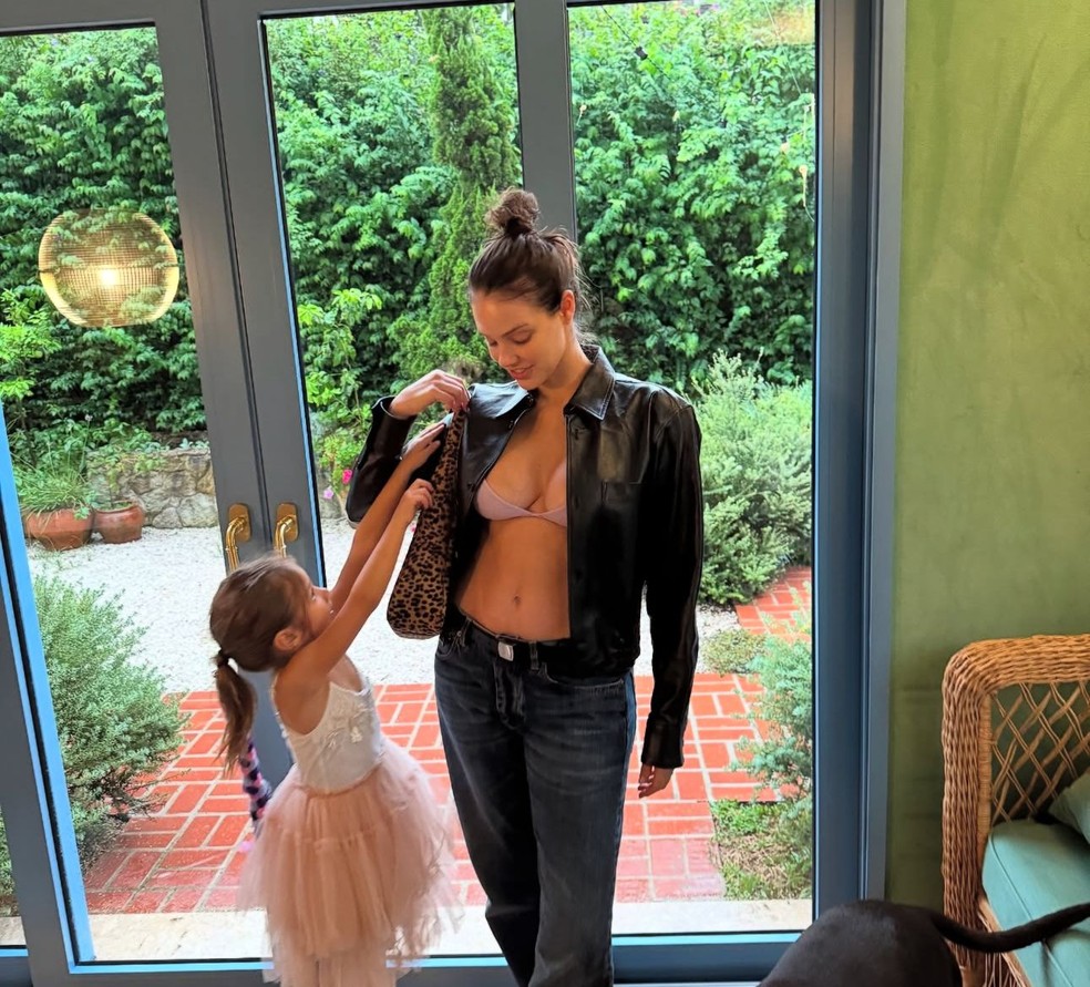 Laura Neiva com a filha, Maria — Foto: Reprodução/Instagram