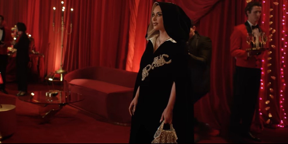 Kim Kardashian recria look icônico de Elizabeth Taylor com mais de R$ 13 milhões em joias — Foto: Hulu