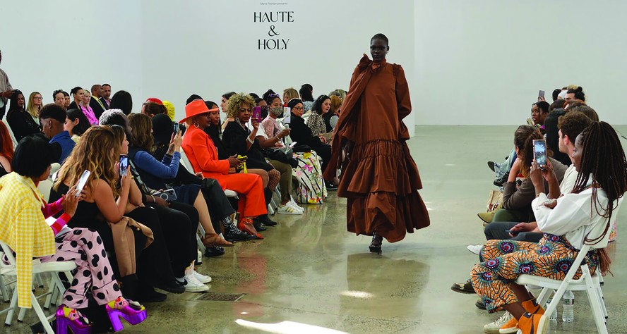 Um dos eventos promovidos pela Mana Fashion Services em Miami: o Haute & Holy aconteceu em setembro de 2022 com programação que contou com painel sobre moda e desfile