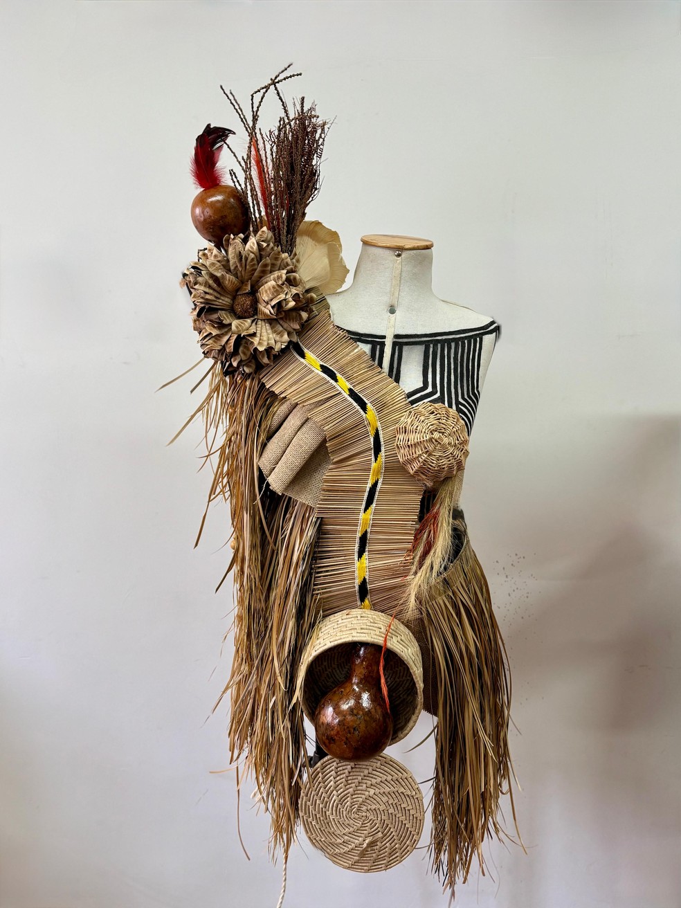 Vestimenta criada por Day Molina, que mesclam palhas, penas e outros elementos indígenas — Foto: Divulgação