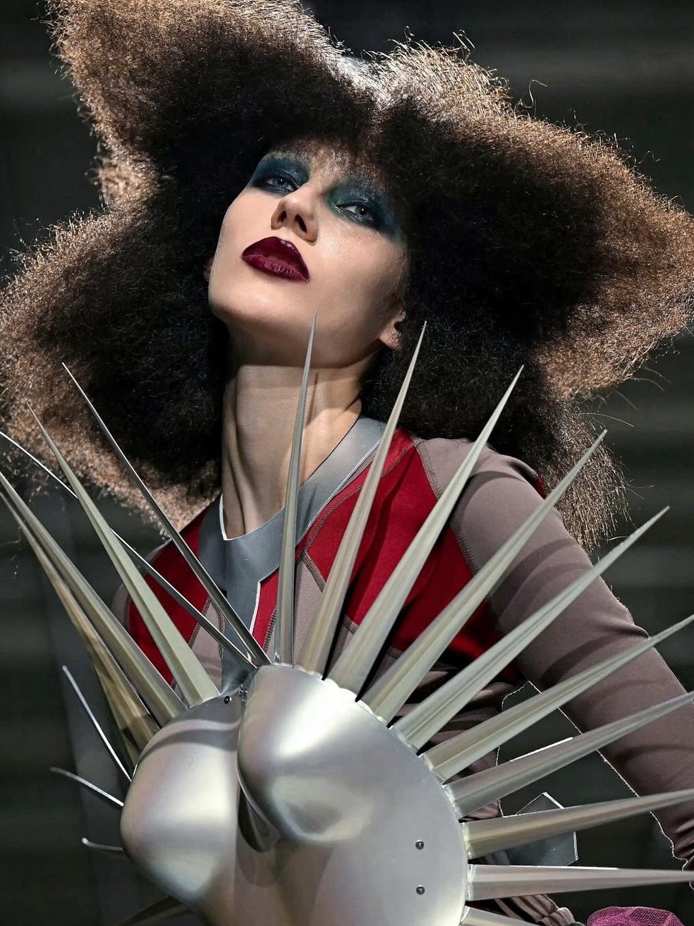 Beleza Junya Watanabe na semana de moda de Paris, verão 2027 — Foto: Reprodução/Instagram