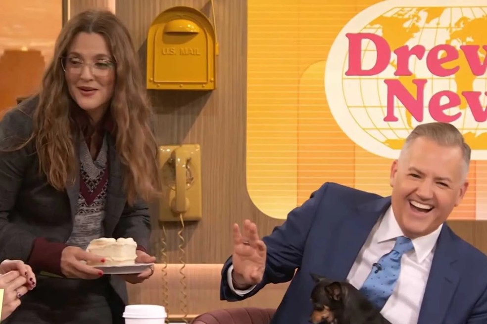 Drew Barrymore jogando bolo na cara de Ross Mathews — Foto: O Show da Drew Barrymore