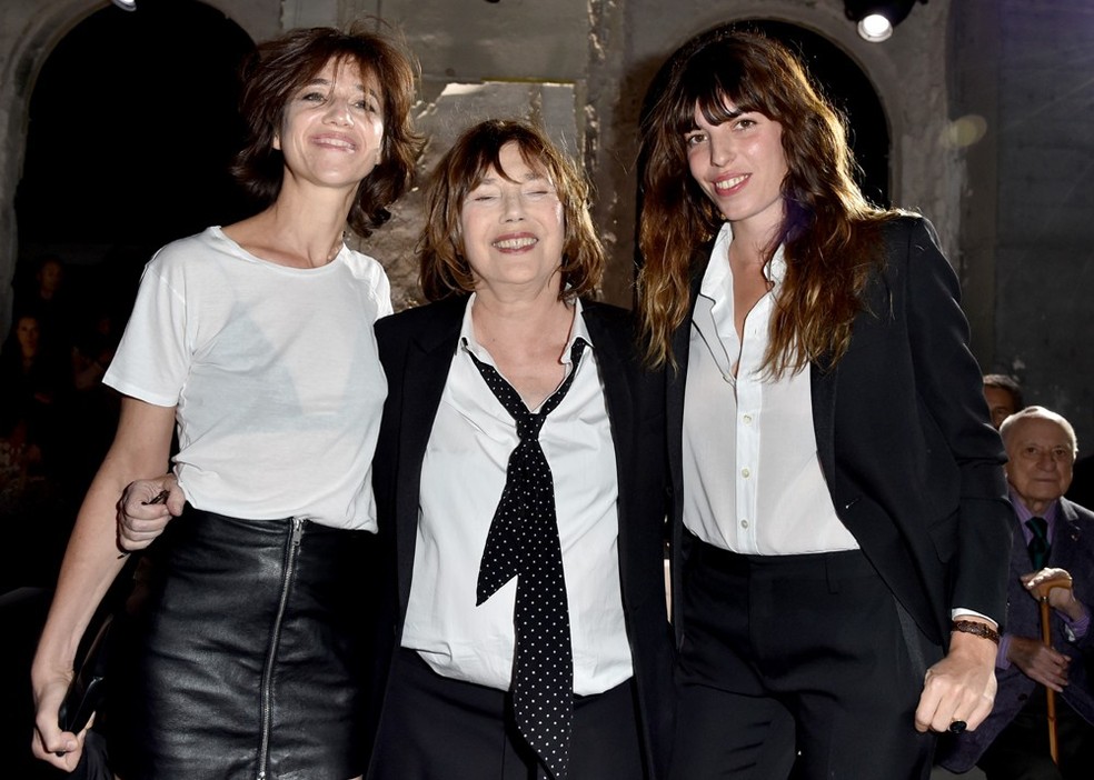 Jane Birkin com as filhas Charlotte Gainsbourg e Lou Doillon (Foto: Getty Images) — Foto: Vogue