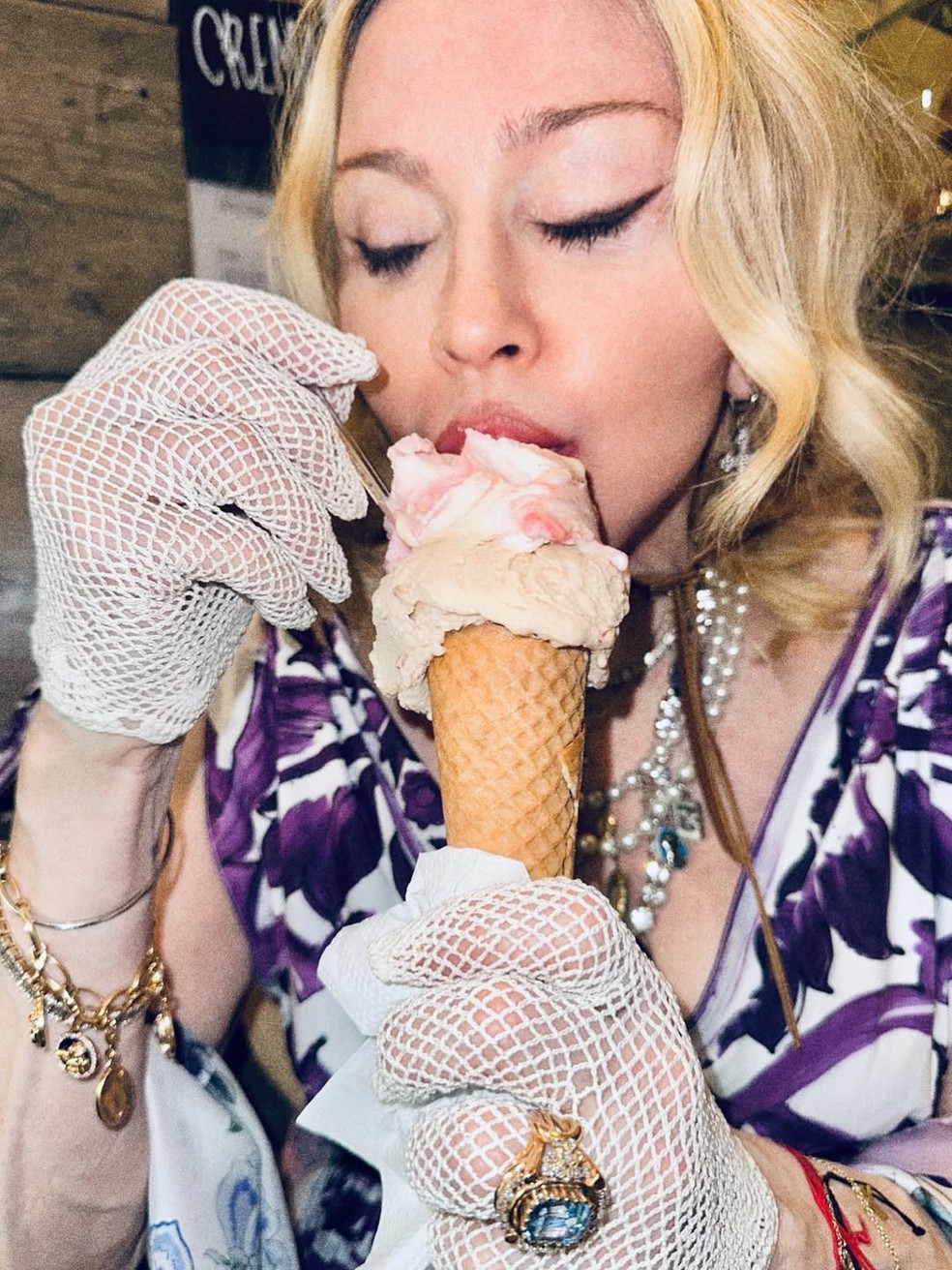 "Madonna exibe álbum de fotos da comemoração de seus 67 anos — Foto: Reprodução/Instagram
