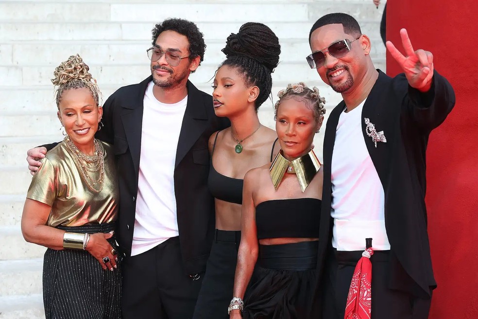Will Smith, Willow Smith e Jada Pinkett Smith comparecem ao desfile da Louboutin durante o segundo dia da Semana de Moda de Paris — Foto: GettyImages