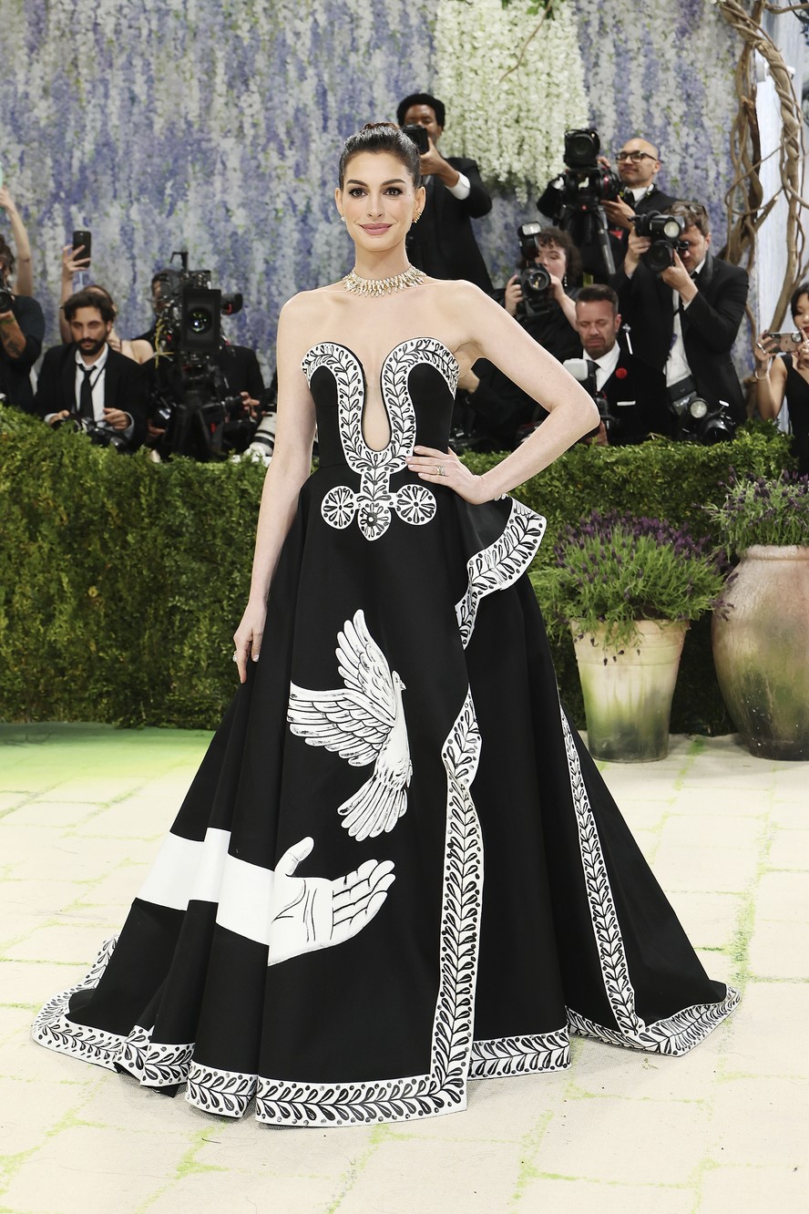 Spannende Anne Hathaway Met Gala Fotos