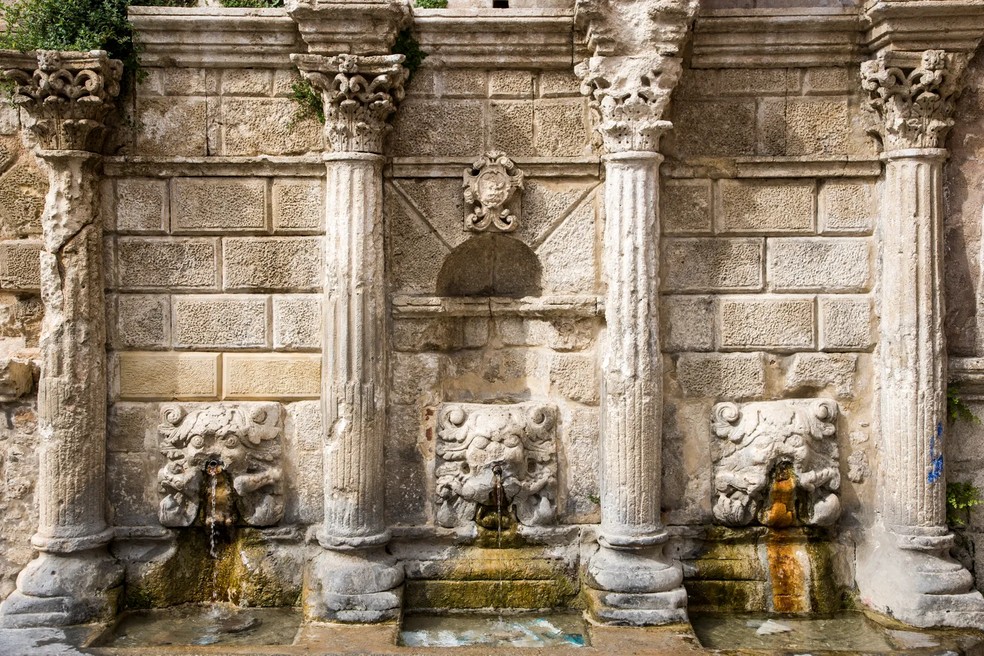 A fonte Veneziana Rimondi é uma relíquia lindamente preservada do centro histórico do século XVI