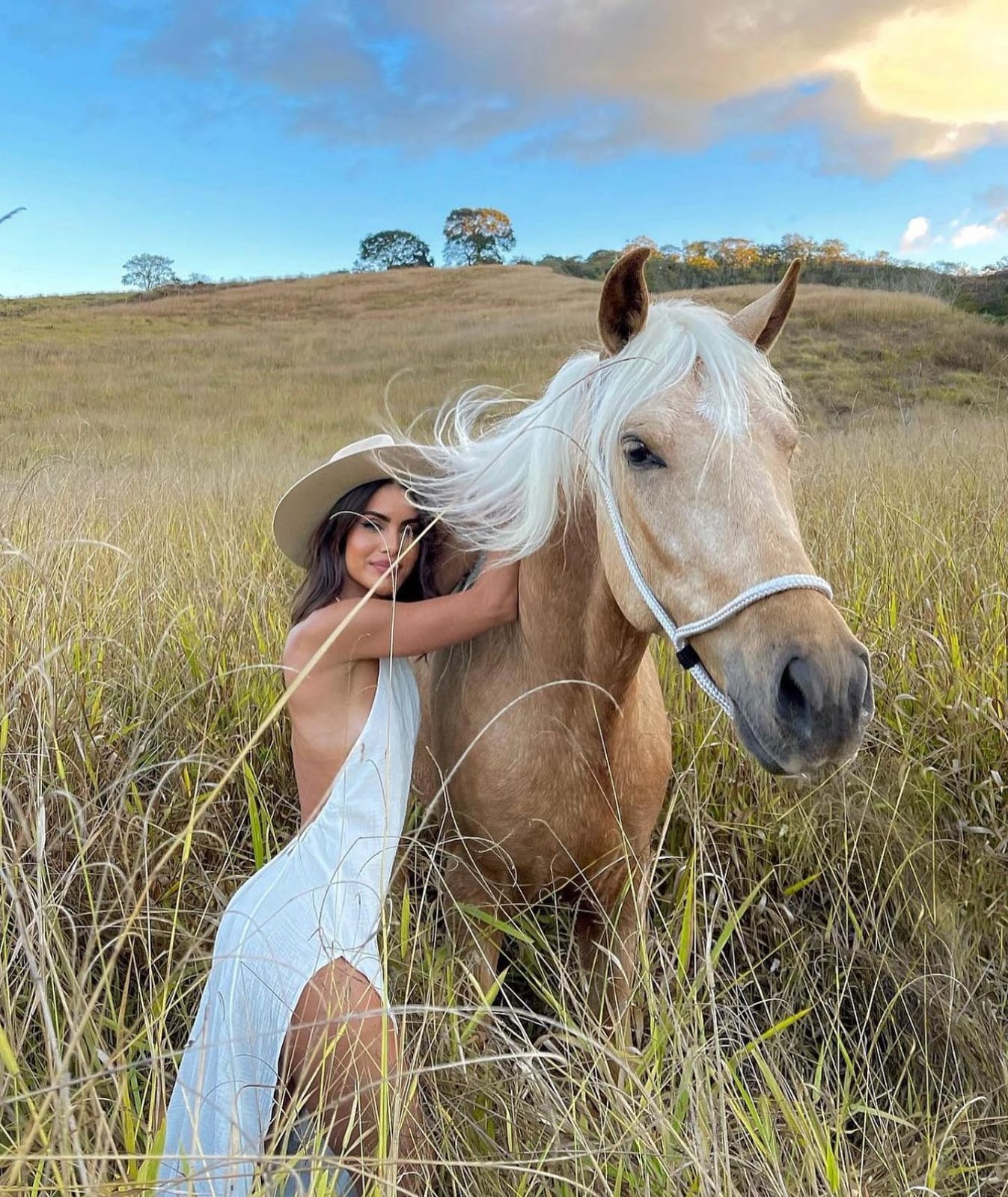 Camila Coelho rouba a cena ao posar com cavalo em meio à natureza