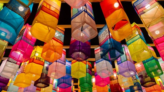 MAC Niterói recebe exposição imersiva com tradicionais lanternas de seda da Coreia do Sul