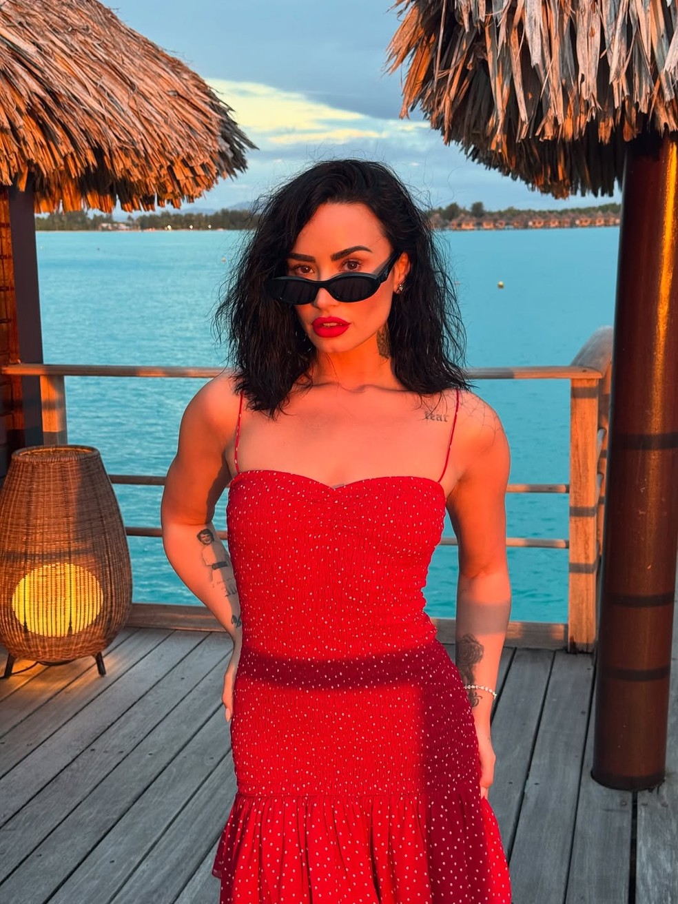 Jutes derrete a web com fotos românticas da lua de mel com Demi Lovato