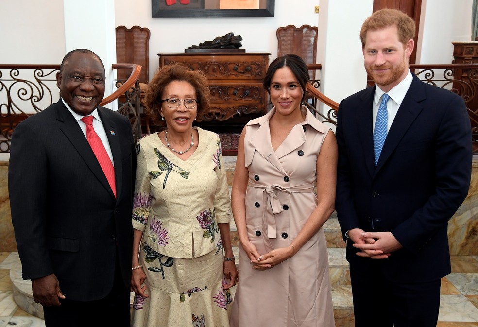 Cyril Ramaphosa e Tshepo Motsepe, primeira-dama da África do Sul, ao lado de Meghan Markle e Harry em 2019 — Foto: Getty Images