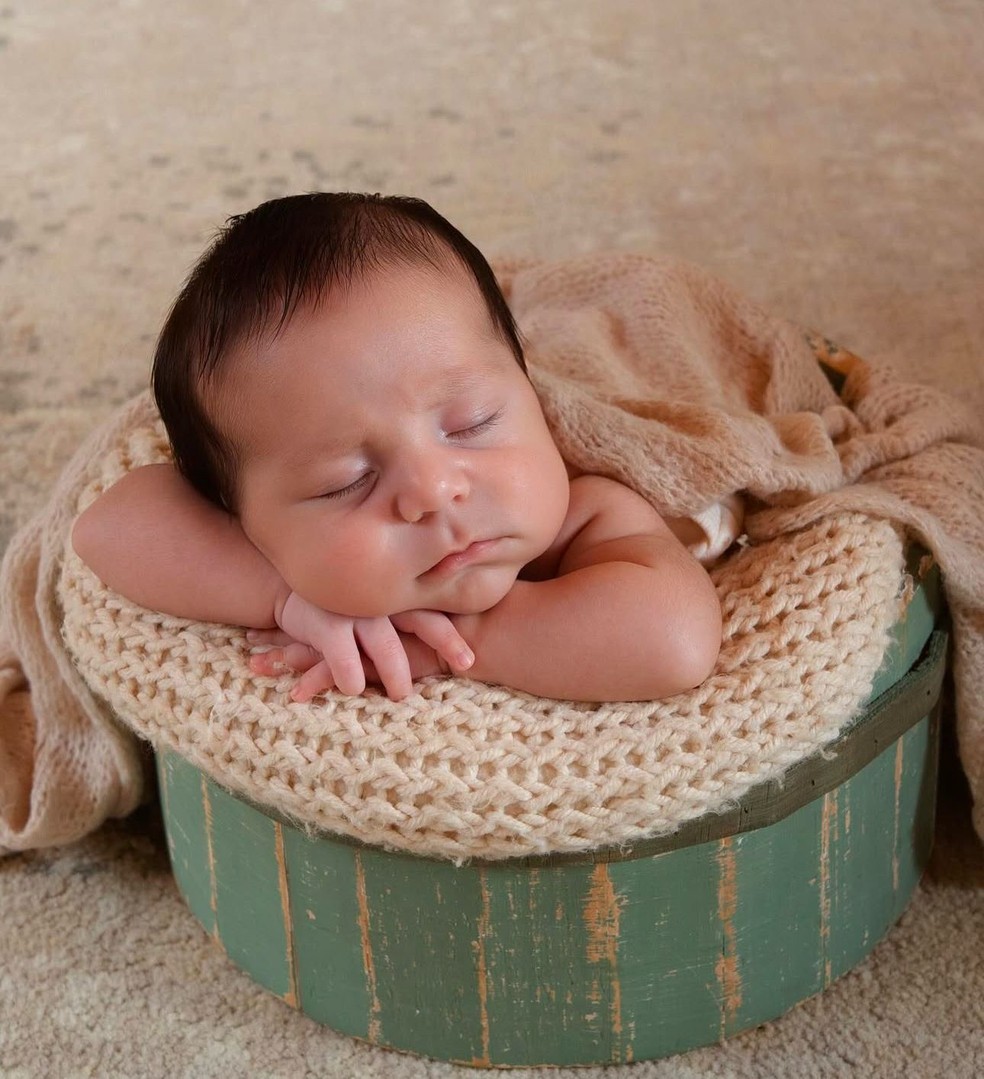 Viih Tube exibe ensaio newborn de Ravi e compara com Lua: 'Se parecem?'
