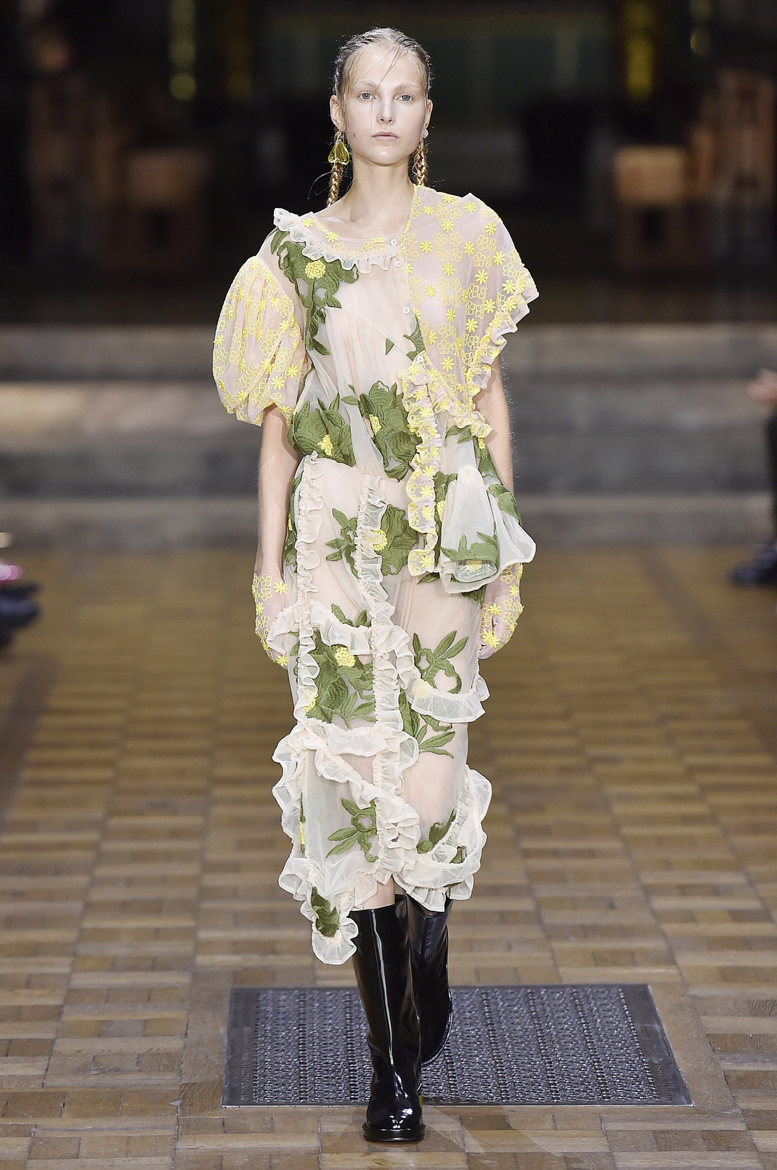 Simone Rocha assina verão romântico e marcado pela sensibilidade