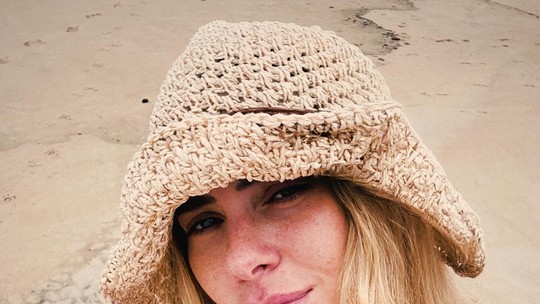 Carolina Dieckmann aproveita dia de praia na companhia do filho e marido