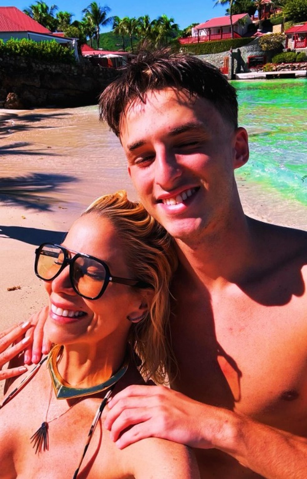 Danielle Winits resgata cliques de férias em St. Barths