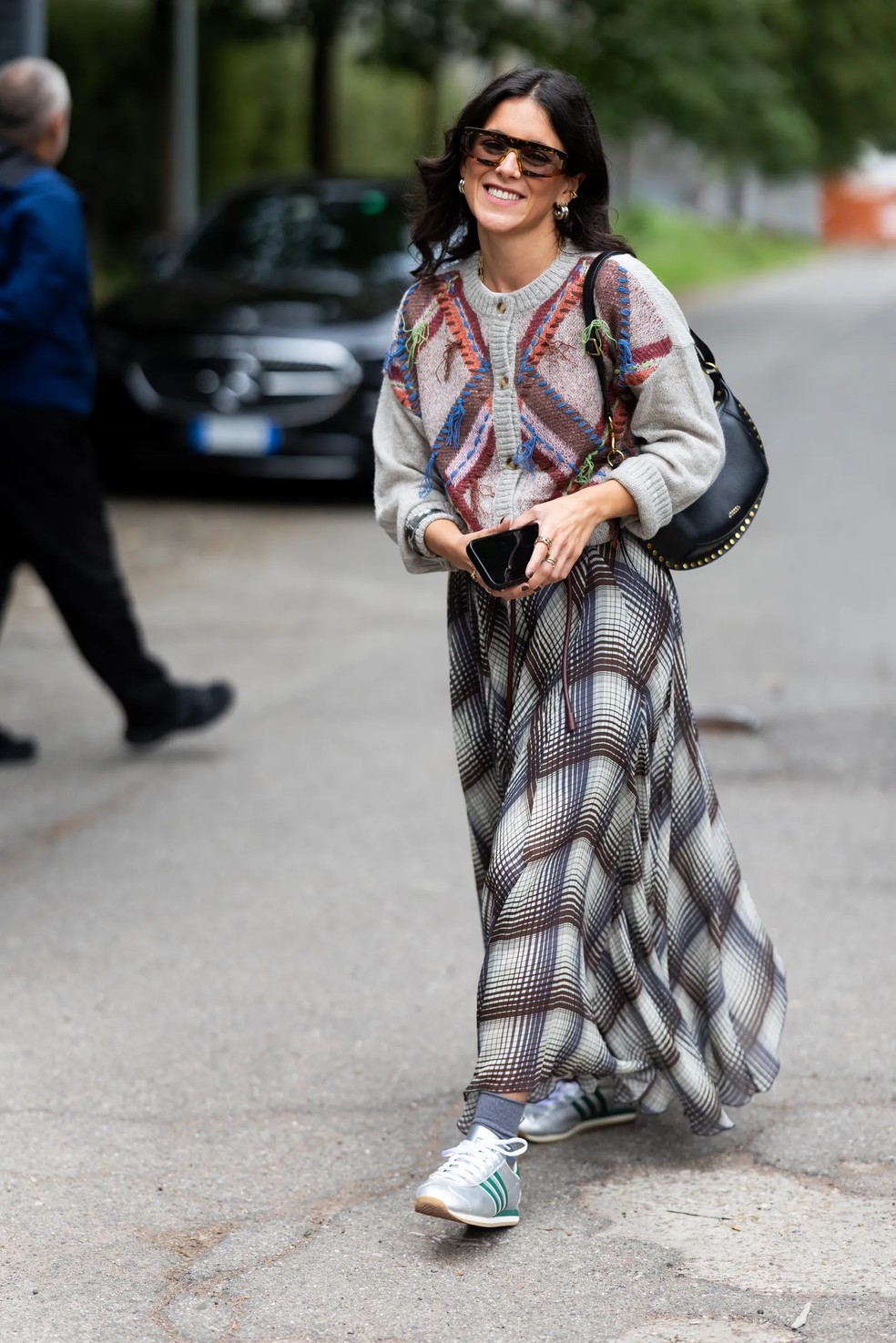 5 maneiras de usar a saia xadrez grunge dos anos 90 em 2025, do casual ao escritório  — Foto: Getty Images