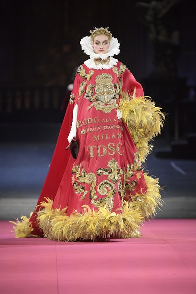 O espetáculo de Alta Moda da Dolce & Gabbana no palco do Teatro